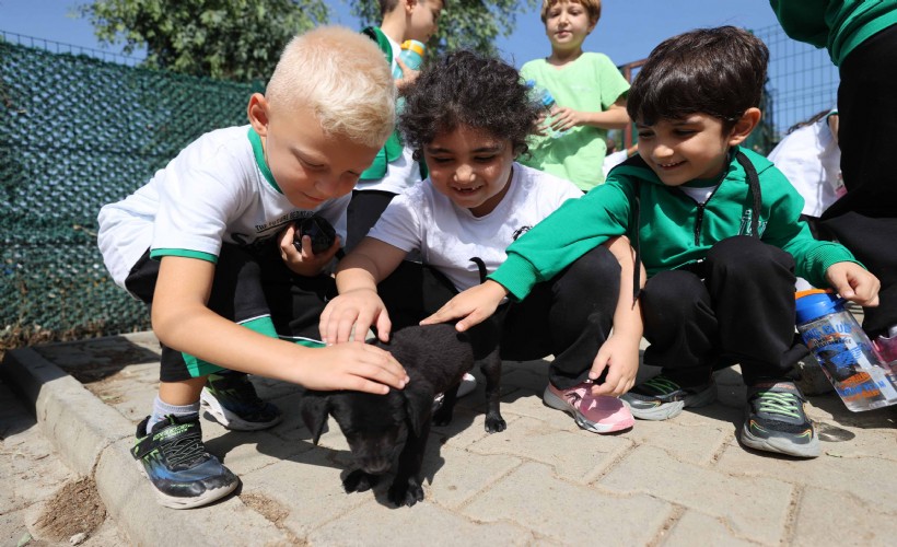 Buca Belediyesi miniklere hayvan sevgisi aşılıyor