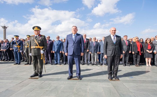 Cumhuriyet’in 100. yılında Ata’ya çelenk bırakıldı