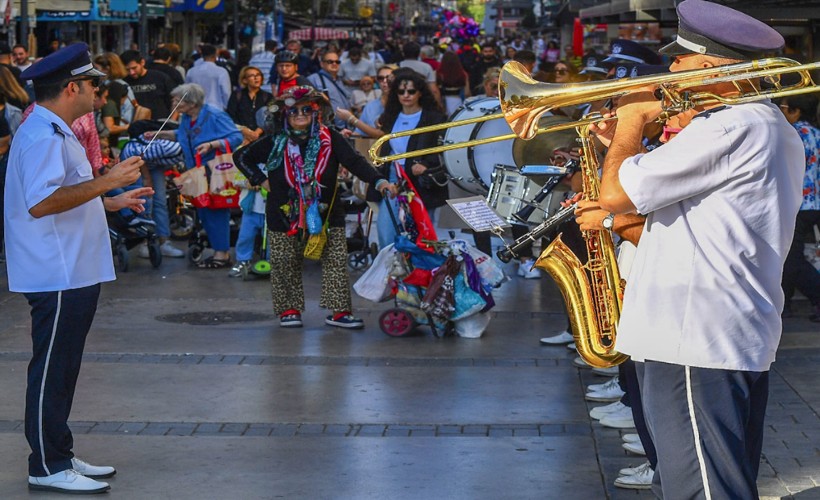 İzmir'de Cumhuriyet’in 100’üncü yılı kutlamaları bando konserleri ile sürüyor