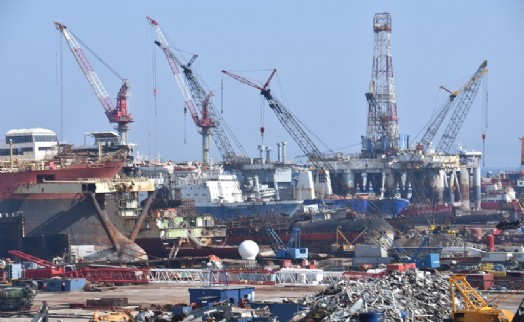 Dev gemiler İzmir’deki gemi söküm merkezinde geri dönüşüme kazandırılıyor