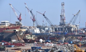 Dev gemiler İzmir’deki gemi söküm merkezinde geri dönüşüme kazandırılıyor