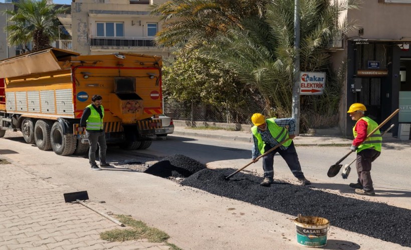 İZSU, altyapı çalışması esnasında kazı yapılan yerleri eş zamanlı onarıyor