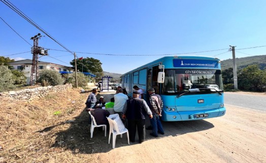 İzmir Büyükşehir Belediyesi’nin giysi desteği köylere ulaşıyor