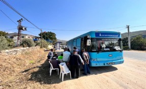 İzmir Büyükşehir Belediyesi’nin giysi desteği köylere ulaşıyor