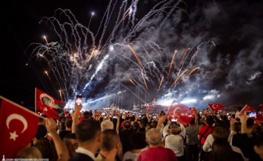 İzmir Cumhuriyet kutlamalarıyla adını tarihe yazdı