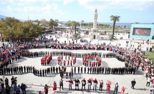 İzmir İl Milli Eğitim Müdürlüğü, 100. yıl kutlamalarını meydanlara taşıdı