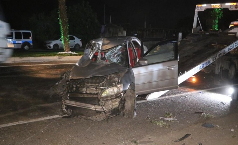 İzmir'de işçi servisleri ile otomobilin karıştığı kaza kamerada: 6 kişi yaralandı