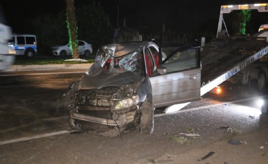 İzmir'de işçi servisleri ile otomobilin karıştığı kaza kamerada: 6 kişi yaralandı