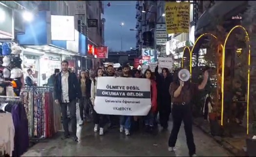 İzmir'de üniversite öğrencilerinden 'KYK' protestosu: Ölmeye değil okumaya geldik