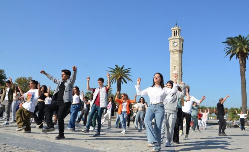 İzmir’de 100. yıl coşkusu başladı