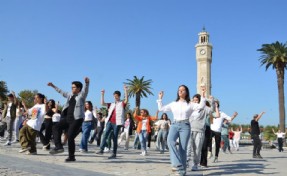 İzmir’de 100. yıl coşkusu başladı