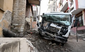 İzmir’de çöp kamyonu sokağı birbirine kattı