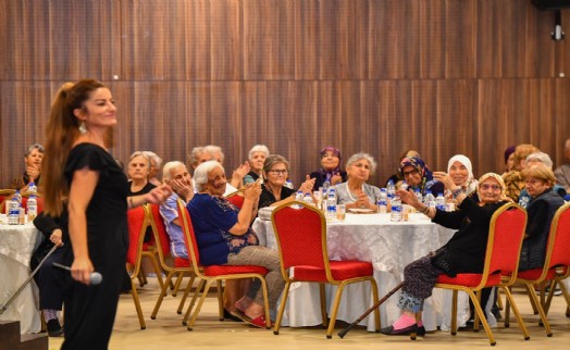 İzmir’de huzurevi sakinleri unutulmadı