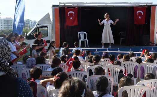 İzmirli minikler Cumhuriyet’in yeni yüzyılına ‘merhaba’ dedi