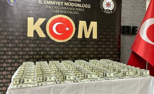 Kalpazanlar döviz bürosunda sahte dolarları piyasaya sürmek isterken yakalandı