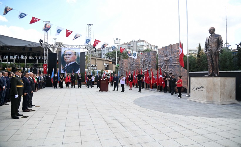 Karabağlar'ın yeni meydanında çelenkler sunuldu