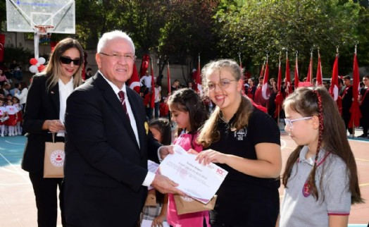 Karabağlarlı öğrencilerden coşkulu Cumhuriyet kutlaması