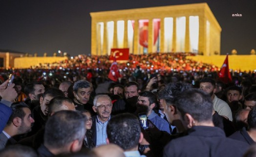 Kılıçdaroğlu, gençlerle beraber Anıtkabir’e meşaleli yürüyüş yaptı