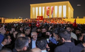 Kılıçdaroğlu, gençlerle beraber Anıtkabir’e meşaleli yürüyüş yaptı