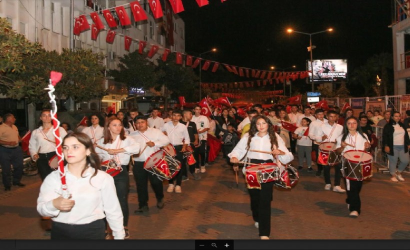 Kınık’ta 100. yıl coşkusu belediye hoparlörüyle sokaklarda yankılandı