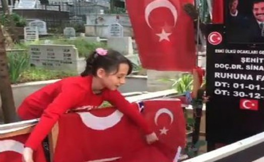 Sinan Ateş'in yeğeninden dayısının mezarına Türk Bayrağı!