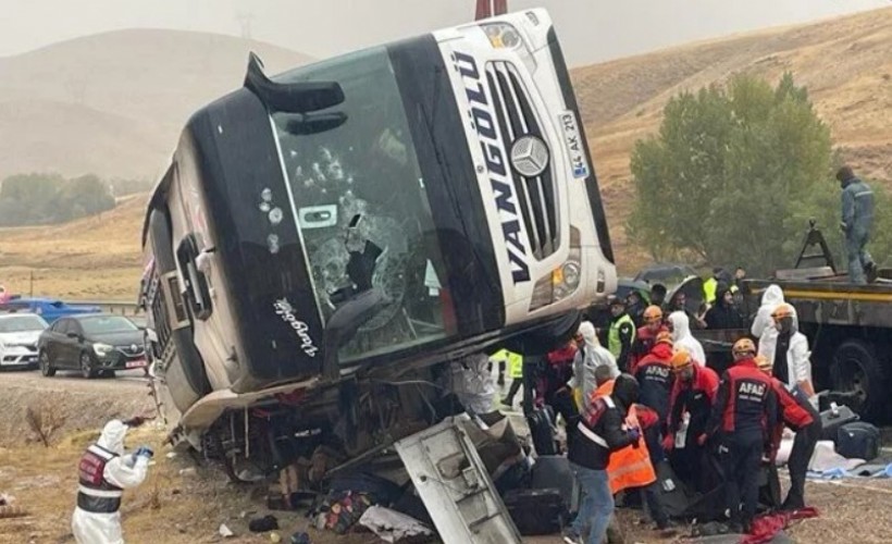 Sivas'ta yolcu otobüsü devrildi: 7 kişi öldü, 40 kişi yaralandı