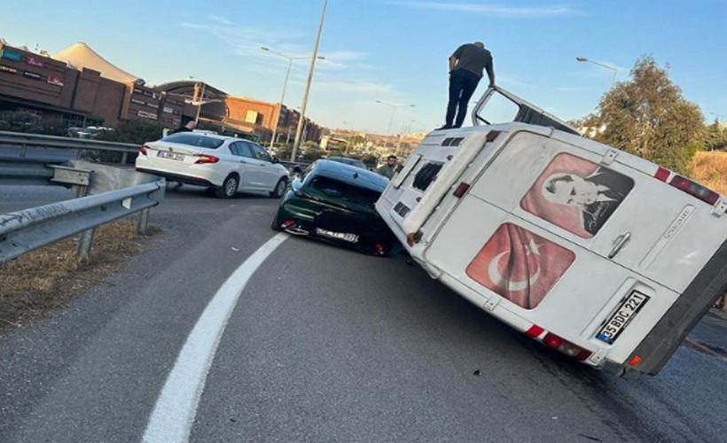 Trafikte dehşeti yaşadılar: Seyir halindeyken üzerlerine servis aracı devrildi