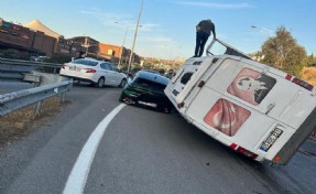 Trafikte dehşeti yaşadılar: Seyir halindeyken üzerlerine servis aracı devrildi