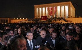 Özgür Özel, gençlerle Anıtkabir’e yürüdü