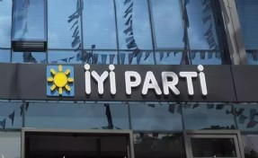 ‘Anketlerde İYİ Parti’yi yüksek göstermem için Ümit Dikbayır para teklif etti’