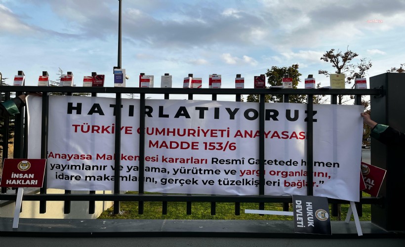 Avukatlar, Yargıtay önüne Anayasa kitapçığı bıraktılar