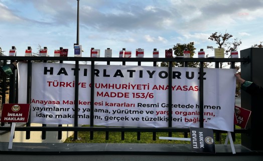 Avukatlar, Yargıtay önüne Anayasa kitapçığı bıraktılar