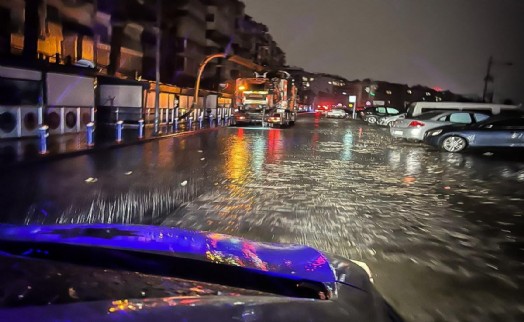 Fırtınanın vurduğu İzmir'de çalışmalar gece de sürüyor