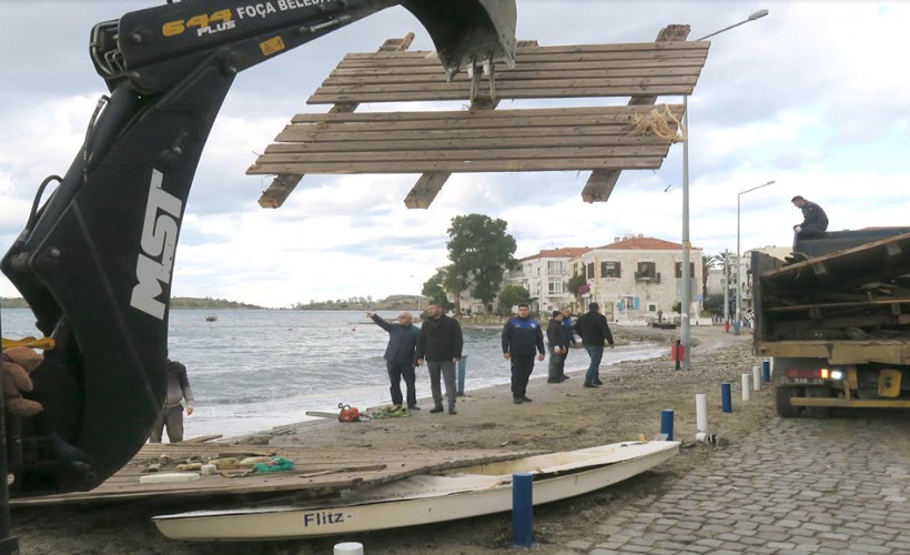 Foça'da fırtına izleri siliniyor