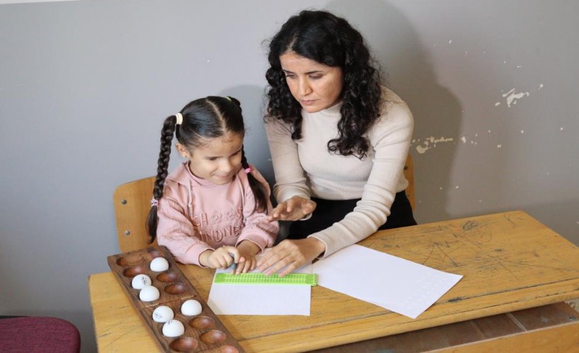 Görme engelli öğretmen, görme engelli minik Fatmanur'un ışığı oldu