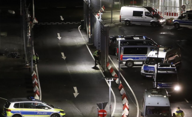 Hamburg havalimanına giren silahlı şahsın, Türk vatandaşı olduğu açıklandı
