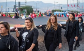 İzmir Ata’ya saygı için 350 metrelik posterle yürüdü