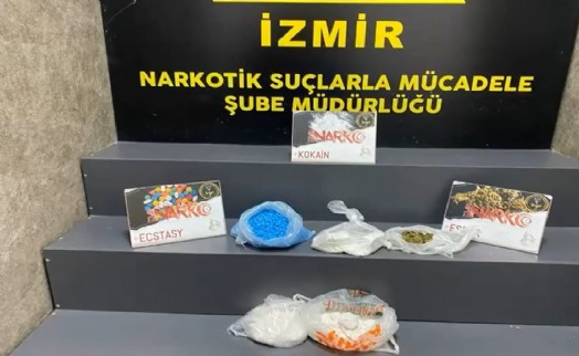 İzmir'de durdurulan araçtan 2 kiloya yakın kokain ele geçirildi