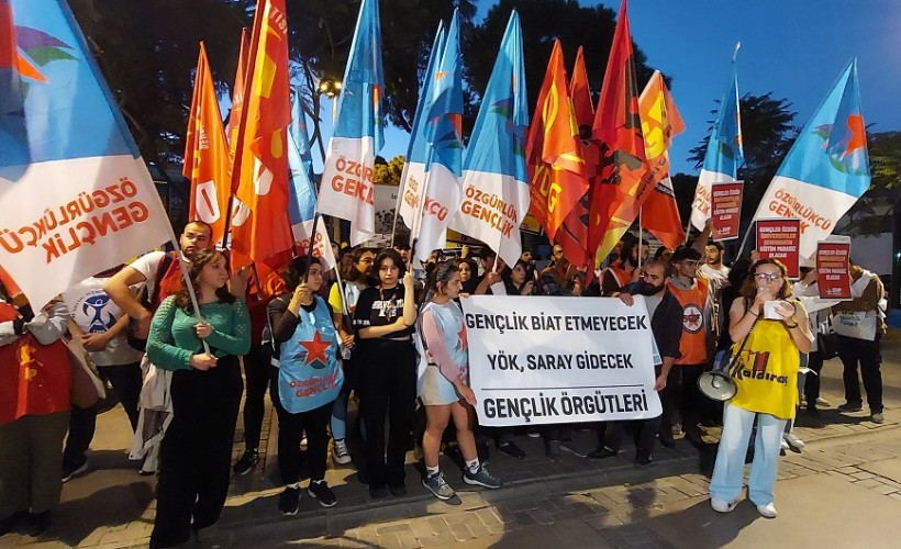 İzmir'de öğrencilerden 'YÖK' protestosu