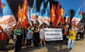 İzmir'de öğrencilerden 'YÖK' protestosu