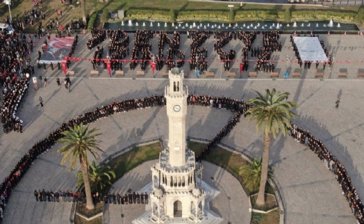 İzmir’de '7'den 77’ye izindeyiz' koreografisi