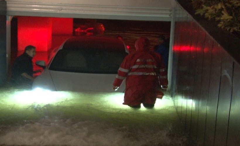 Karşıyaka'da deniz taştı, sirenler çaldı, araçlar sular altında kaldı