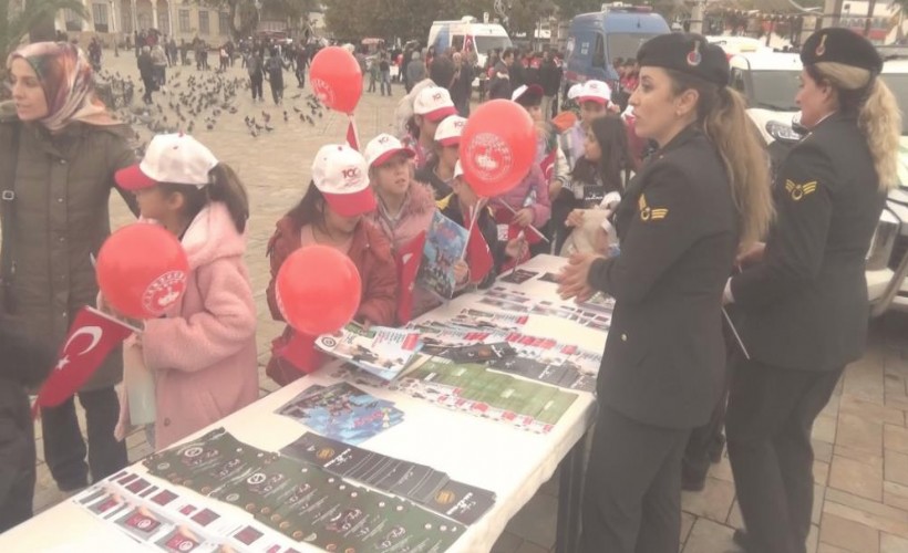 İzmir’de jandarma ile öğrenciler bir araya geldi