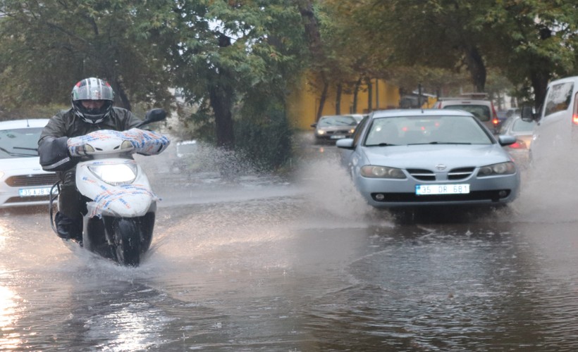 İzmir’de sağanak yolları göle çevirdi!