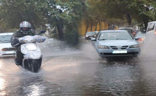 İzmir’de sağanak yolları göle çevirdi!