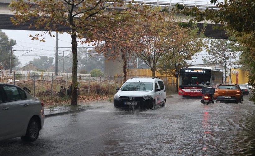 İzmir’i sağanak vurdu: Cadde ve sokaklar göle döndü