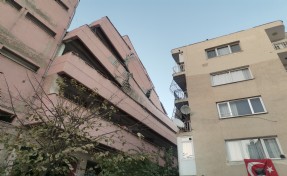 İzmir’de yıkımı yapılan lise yan yattı, 3 apartman boşaltıldı