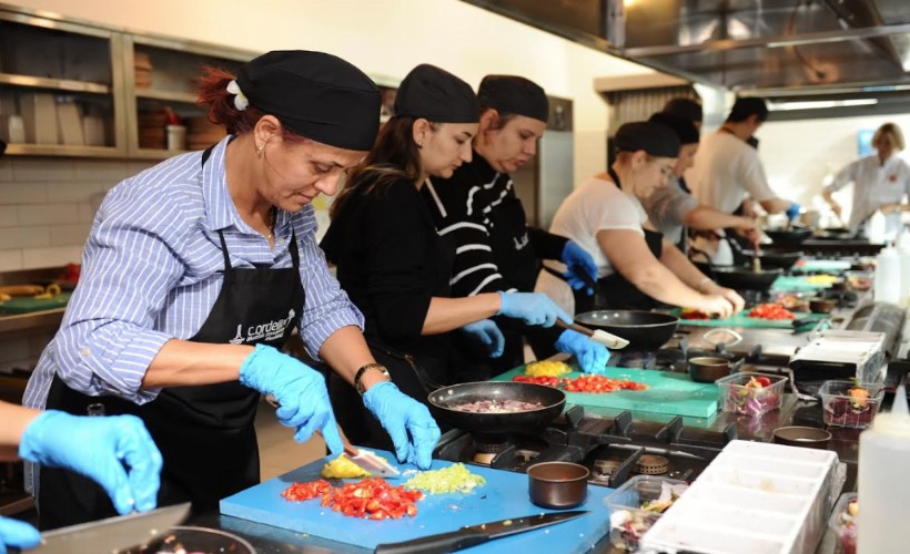 Karşıyaka'da duyma engelli şefler, vegan mutfağını deneyimledi