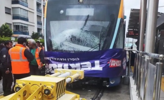 Karşıyaka'da tramvay kaza yaptı