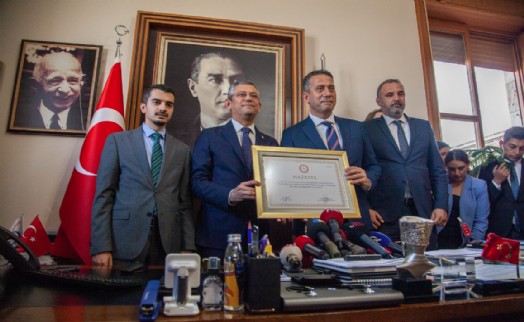 Özgür Özel, TBMM'deki makam odasında mazbatasını aldı